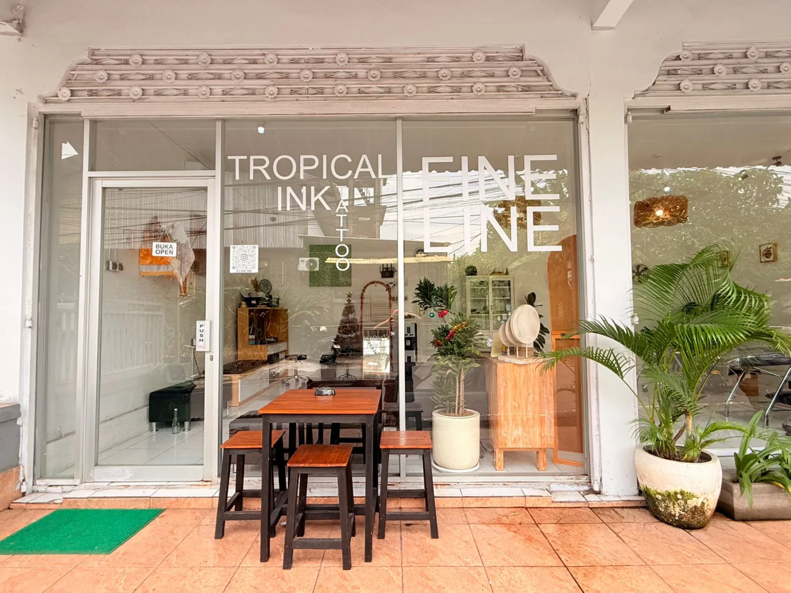 Seminyak studio interior with multiple sterile workstations