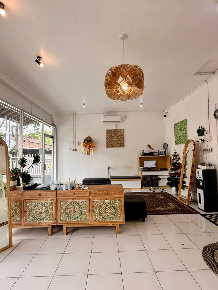Private sterile tattooing room with mirrors in Seminyak